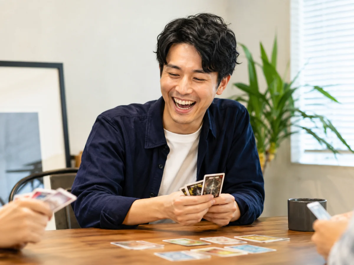 アイスブレイクカードを手に、笑顔で話す参加者